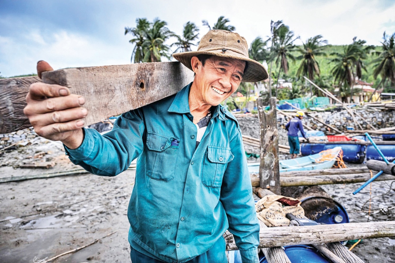 Các gia đình nuôi hải sản tại Sông Cầu (Đắk Lắk) dựng lại bè, gây giống mới. z7403877424838-1d6f1e7002df0157de97d2e79b22e32d.jpg