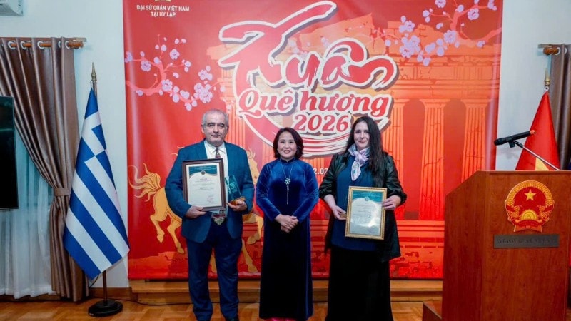 Đại sứ Việt Nam tại Hy Lạp trao lại Giải Nhì và Giải Khuyến khích Giải thưởng toàn quốc về thông tin đối ngoại lần thứ XI. (Ảnh: Đại sứ quán Việt Nam tại Hy Lạp).