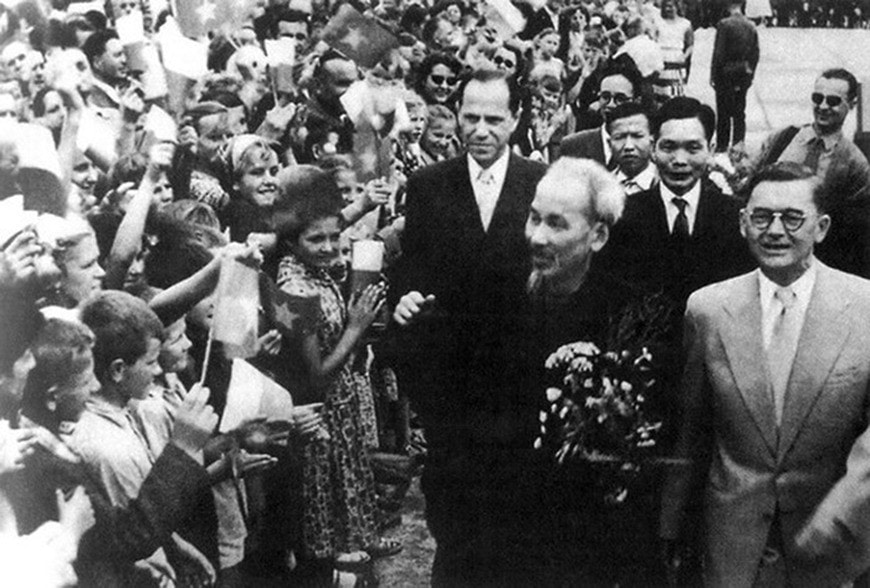 Nhân dân Ba Lan nồng nhiệt đón chào Chủ tịch Hồ Chí Minh, tháng 7/1957. (Ảnh tư liệu: TTXVN) 3-1.jpg