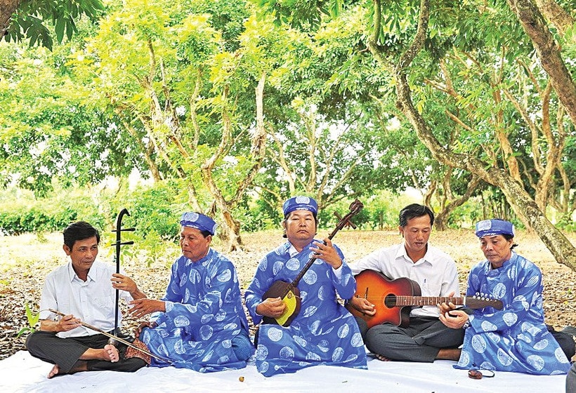 Các nghệ nhân Câu lạc bộ Đờn ca tài tử phường Hiệp Thành, tỉnh Cà Mau truyền dạy nghề cho các thành viên mới. (Ảnh: TTXVN)