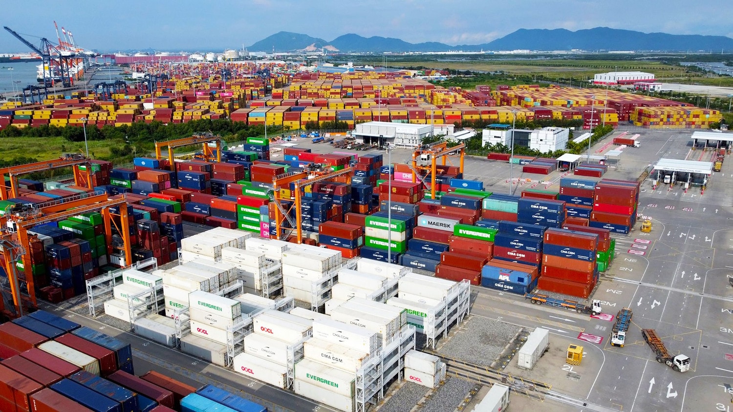 Nhiều doanh nghiệp cảng đã triển khai hệ thống điều hành khai thác kết nối với hải quan để tự động hóa thông quan và đặt lệnh giao hàng điện tử. nhieu-doanh-nghiep-cang-da-trien-khai-he-thong-dieu-hanh-khai-thac-ket-noi-voi-hai-quan-de-tu-dong-hoa-thong-quan-va-dat-lenh-giao-hang-dien-tu.jpg