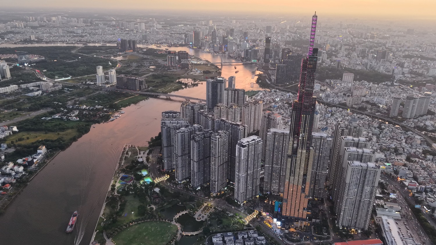 Thành phố Hồ Chí Minh – Đầu tàu đổi mới từ thực tiễn sinh động ảnh 14 landmark-81.jpg