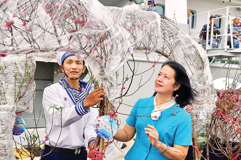 Chiến sĩ Trường Sa đón nhận những món quà ấm ápGửi mùa xuân ra đảo