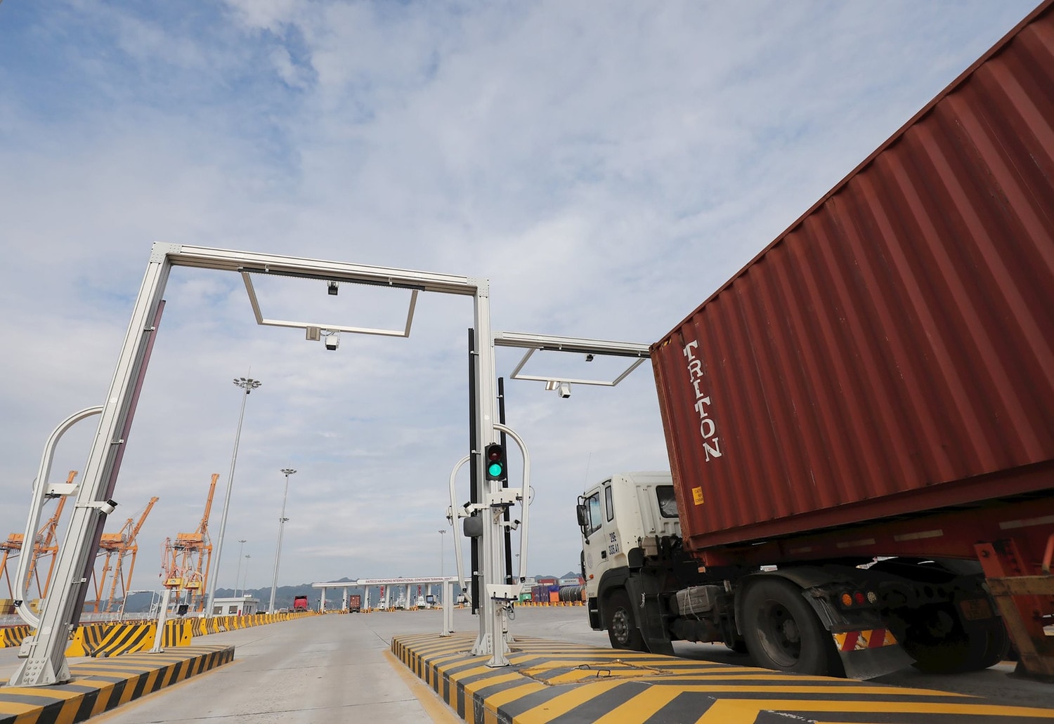 Hệ thống cổng tự động ứng dụng công nghệ nhận dạng quang học (OCR) tích hợp AI tại Cảng container quốc tế Hateco Hải Phòng. he-thong-cong-tu-dong-ung-dung-cong-nghe-nhan-dang-quang-hoc-ocr-tich-hop-ai-tai-cang-container-quoc-te-hateco-hai-phong.jpg