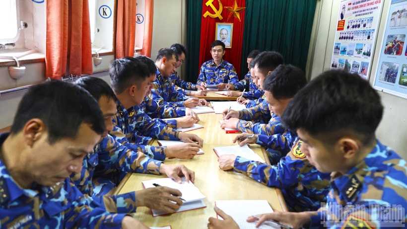 Một buổi sinh hoạt đảng khi tàu thực hiện nhiệm vụ trên biển - tàu 267, Hải đội 134 Lữ đoàn 170. 