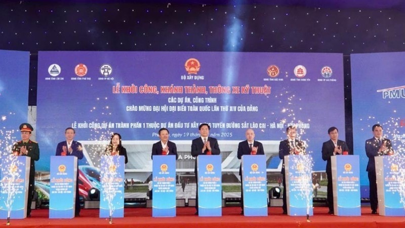 Các đại biểu ấn nút chính thức khởi công ga Phú Thọ thuộc Dự án đầu tư xây dựng tuyến đường sắt Lào Cai-Hà Nội-Hải Phòng. (Ảnh: NGỌC LONG) ga-phu-tho.jpg