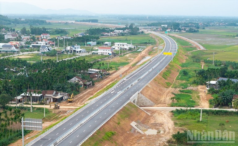 Tuyến cao tốc Quảng Ngãi-Hoài Nhơn. (Ảnh: HIỂN CỪ) caotoc-qn-quy-nhon.jpg