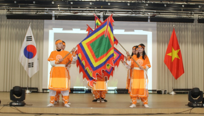 Một tiết mục văn nghệ được biểu diễn tại chương trình Xuân Quê hương tại Hàn Quốc. (Ảnh do Đại sứ quán Việt Nam tại Hàn Quốc cung cấp)