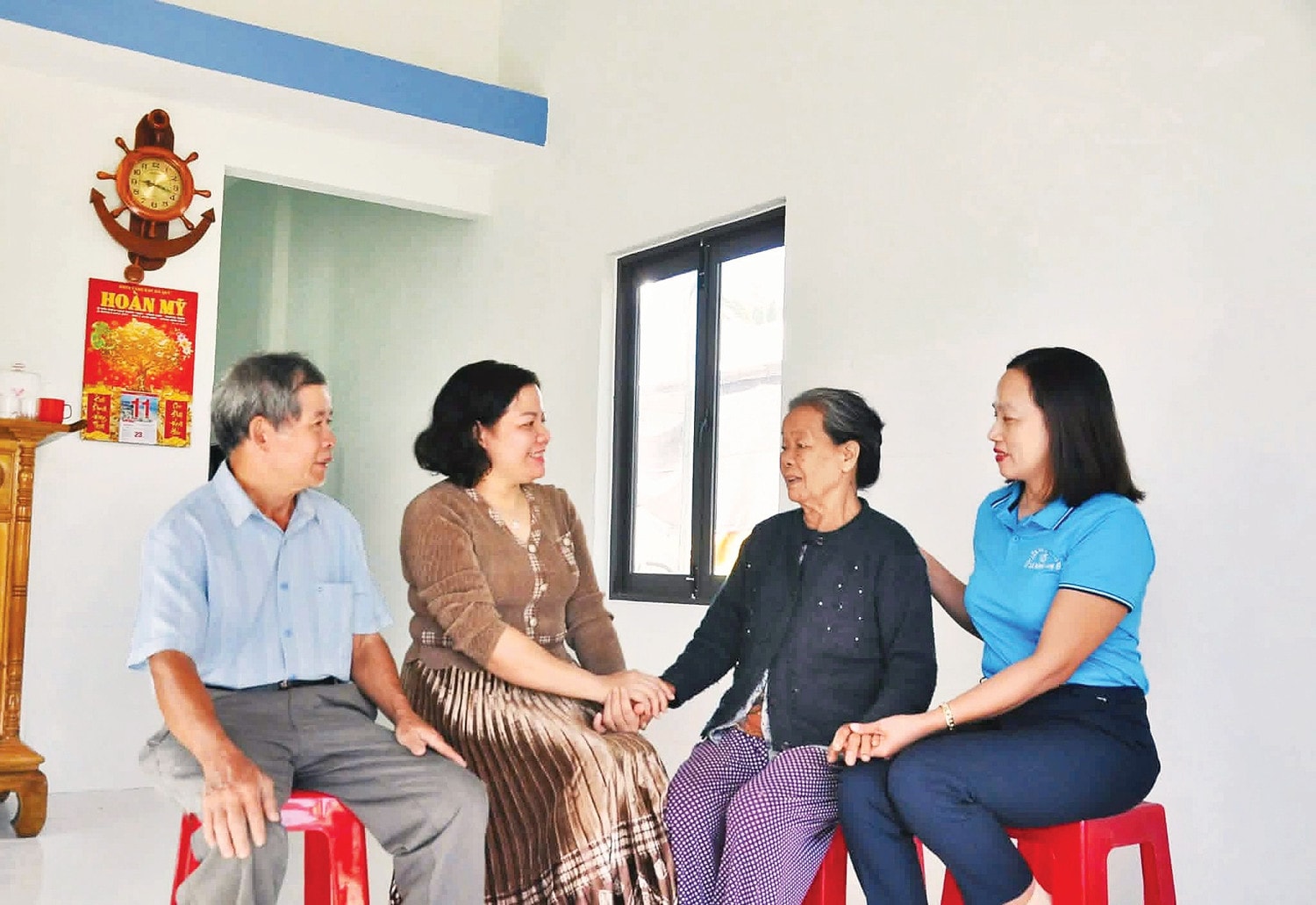 Bà Hồ Thị Đồng ở thôn Phước Thành, xã Bình Sơn (Quảng Ngãi) chia sẻ niềm vui với cán bộ địa phương trong căn nhà mới được hỗ trợ xây dựng lại. ul3ma3gxxusakzcl2fzkk7cxmdsl8tjnoxhbbrde3ce3cknw4whckudhxwkcxlcrzxiz0fr0xlh9f1-dubis9t9nenbtp3iiiwbbrjijbqtmxqolzvddijfq-9k.jpg