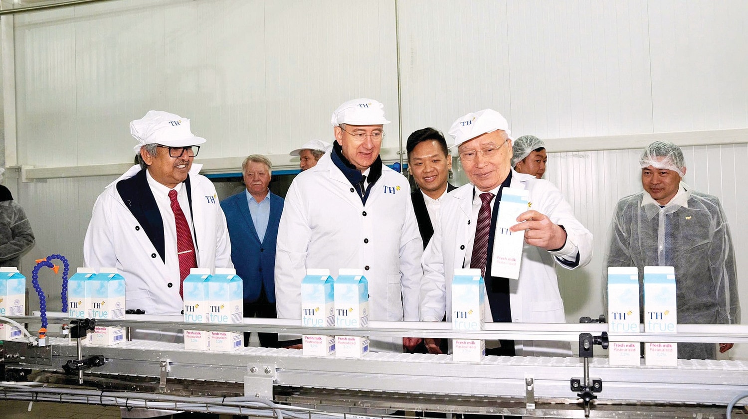 Tham quan dây chuyền Nhà máy chế biến sữa tươi sạch của Tập đoàn TH tại Kaluga (Nga). chu-tich-hdqt-th-va-thong-doc-kaluga-tham-day-chuyen-nha-may.jpg