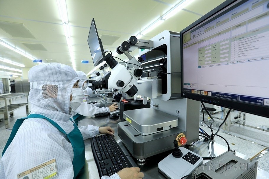 Các công nhân, kỹ thuật viên kiểm tra chất lượng sản phẩm bằng phương tiện máy móc hiện đại tại Công ty TNHH Hana Micron Vina (100% vốn đầu tư của Hàn Quốc), chuyên sản xuất và gia công bảng vi mạch tích hợp sử dụng cho điện thoại di động và các sản phẩm điện tử thông minh khác. (Ảnh: TUẤN ANH - TTXVN) vna-potal-96-nam-thanh-lap-dang-cong-san-viet-nam-03021930-03022026-dan-toc-viet-nam-vung-buoc-vao-ky-nguyen-phat-trien-moi-8567444.jpg