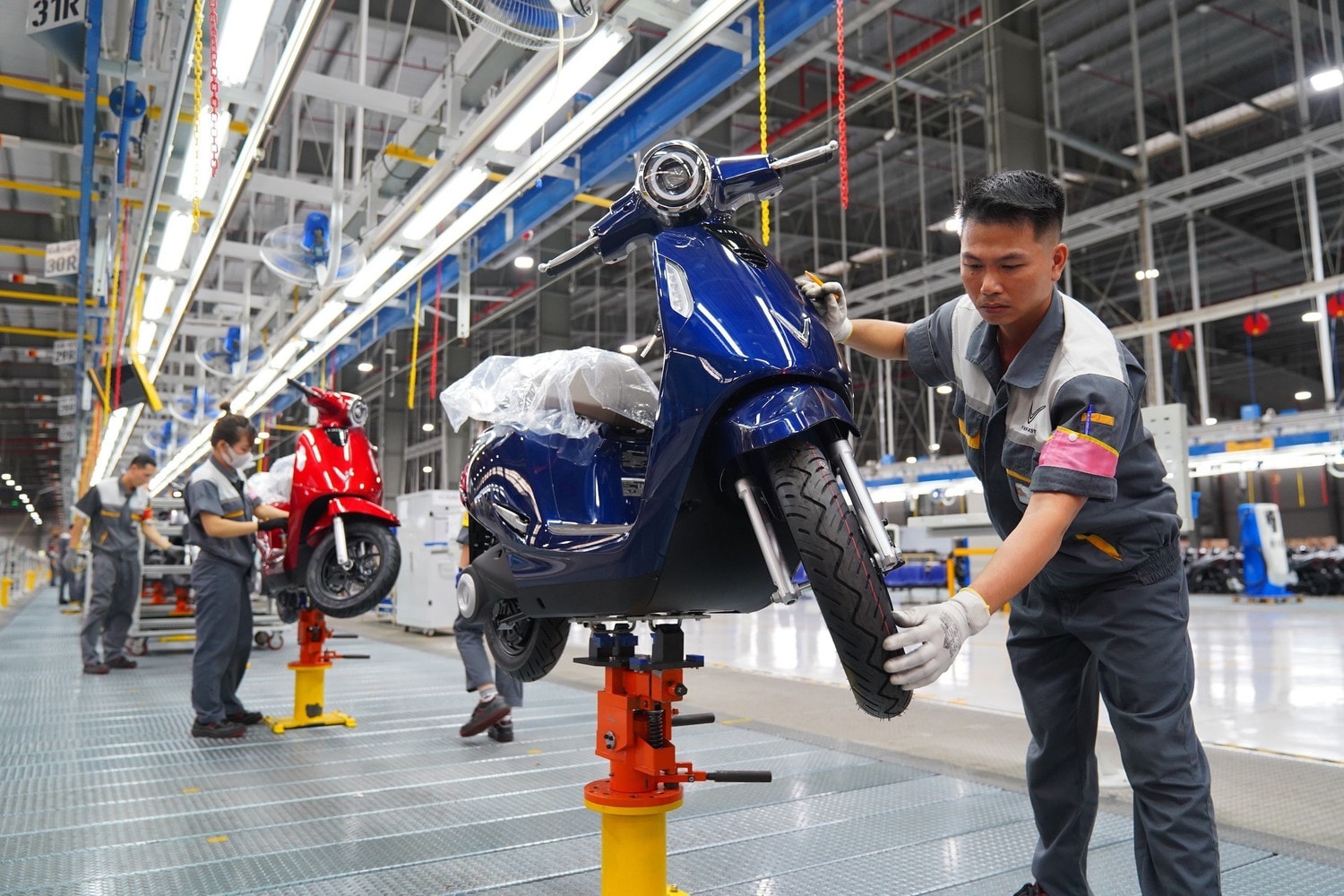 Dây chuyền lắp ráp xe máy điện VinFast. kt-12-12-8.jpg