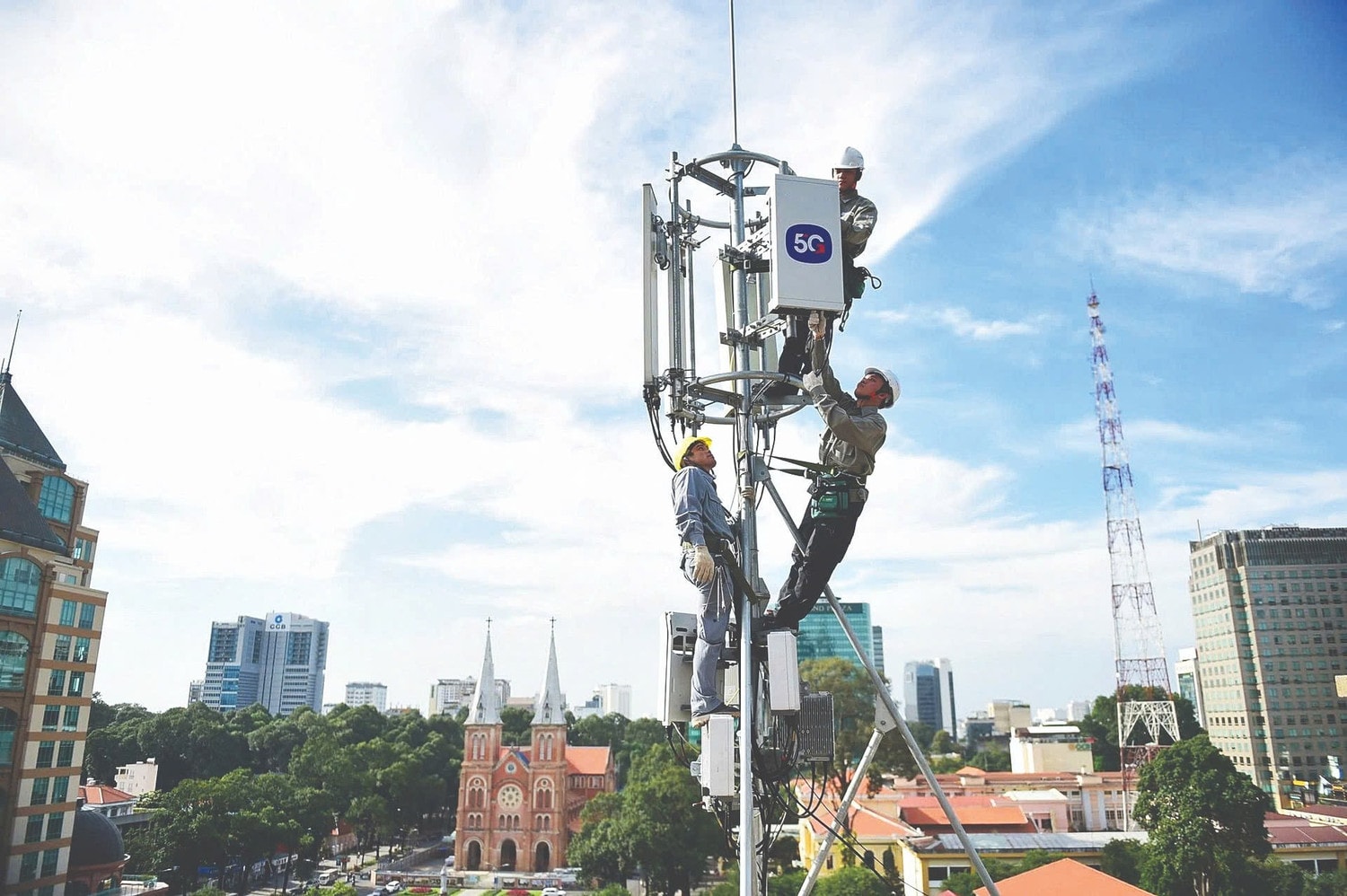 Lắp đặt mạng 5G tại Thành phố Hồ Chí Minh. (Ảnh:THÀNH ĐẠT) z7523363878575-5d24910f8c7bd1c4e21eb666a55ab5c5.jpg