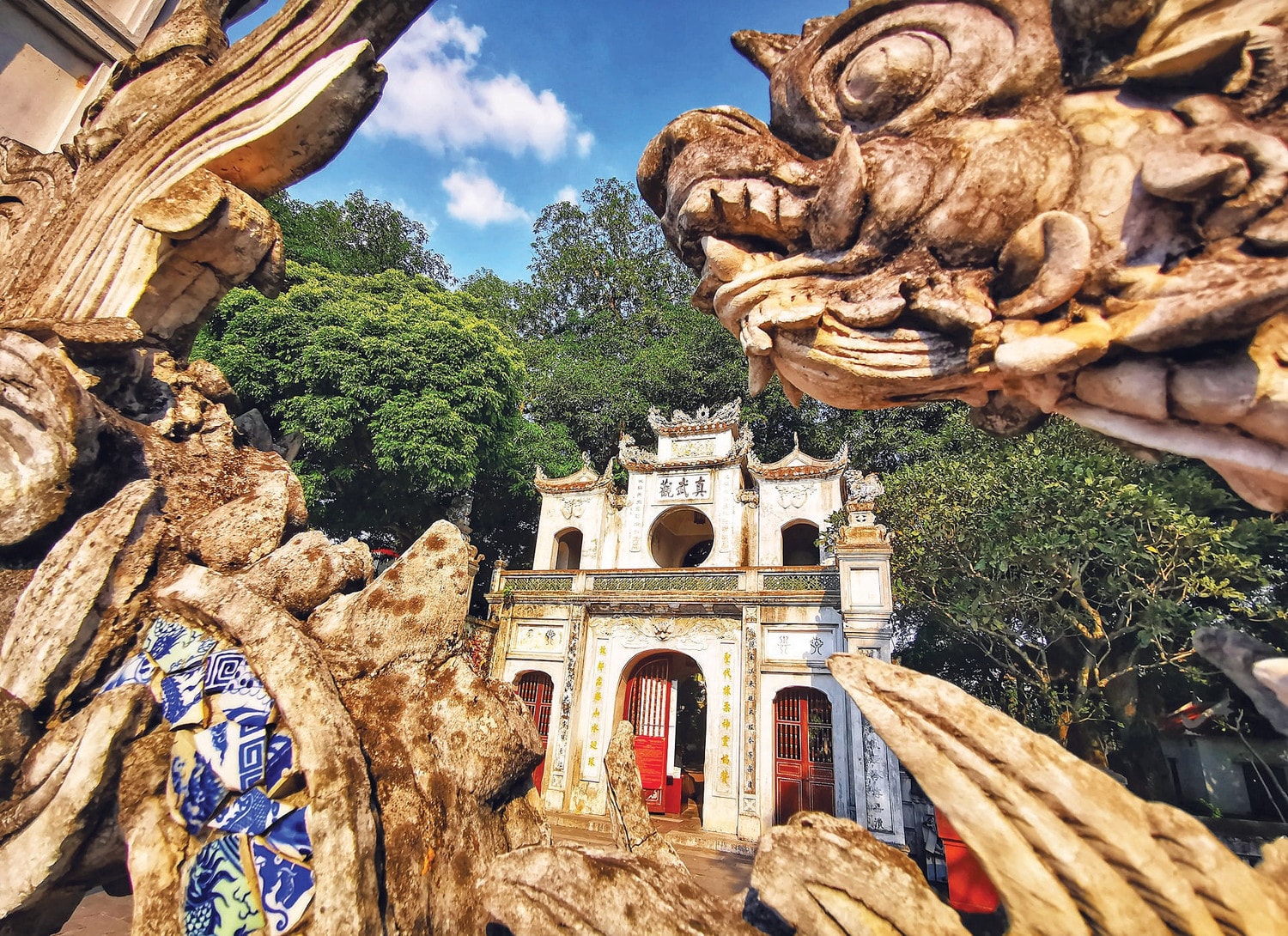 Kiến trúc cổ kính tại đền Quán Thánh. 2.jpg