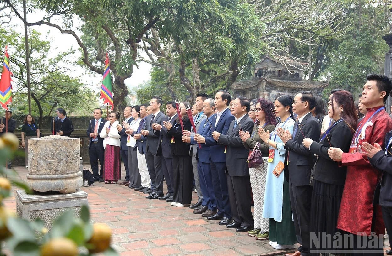 Đoàn 100 kiều bào tiêu biểu thăm và dâng hương tại Khu di tích Đền thờ Vua Đinh Vua Lê, tỉnh Ninh Bình - hoạt động nằm trong khuôn khổ chương trình Xuân Quê hương 2026. baitet3.jpg