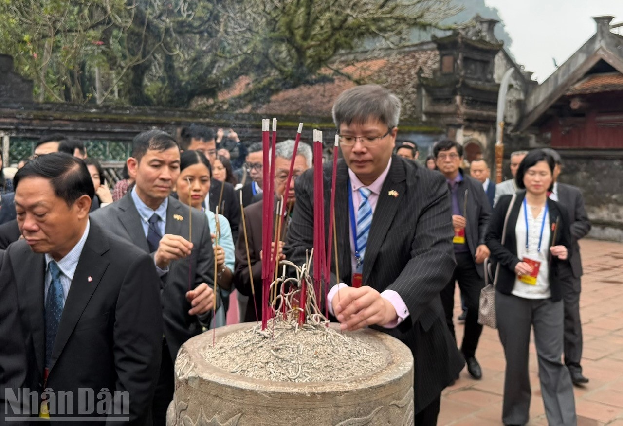 Tiến sĩ Trần Hải Linh dâng hương tại Khu di tích Đền thờ Vua Đinh, Vua Lê tại tỉnh Ninh Bình - hoạt động nằm trong khuôn khổ chương trình Xuân Quê hương 2026. baitet1.jpg