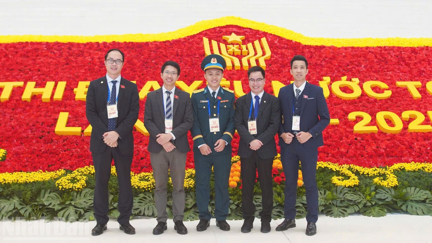 Tiến sĩ Nguyễn Hồng Sơn, Chủ tịch Liên hiệp Hội người Việt Nam tại Nhật Bản (ngoài cùng bên trái) cùng các đại biểu tham dự Đại hội Thi đua yêu nước toàn quốc lần thứ XI. ndo_bl_son2.jpg