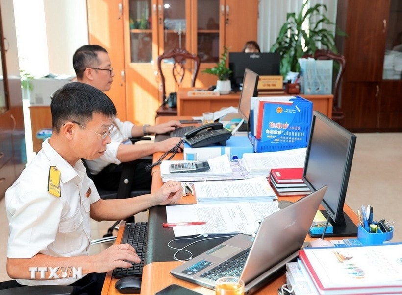 Cán bộ, công chức Cục Thuế tỉnh Hòa Bình rà soát, chuẩn hóa dữ liệu số định danh cá nhân làm mã số thuế cá nhân. (Ảnh: TTXVN) du-lieu.jpg