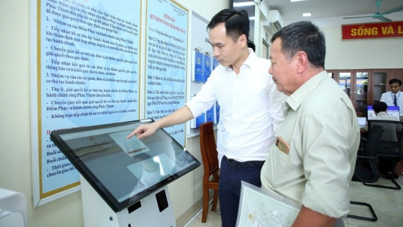 Hướng dẫn người dân thực hiện thủ tục hành chính tại Điểm phục vụ hành chính công xã Phúc Thịnh, thành phố Hà Nội. (Ảnh: NHẬT NAM) du-lieu-3.jpg