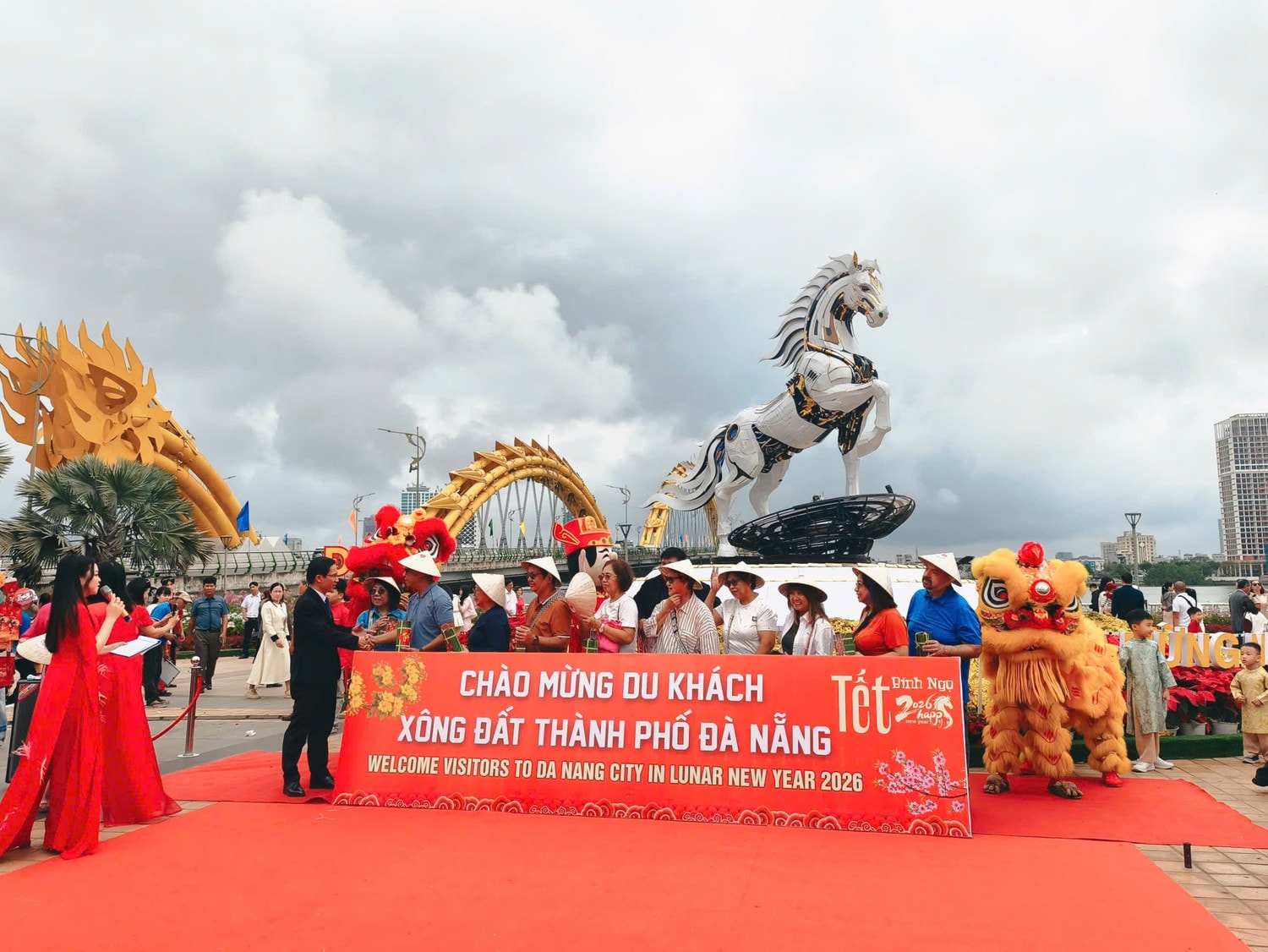 Sáng mùng 1 Tết Bính Ngọ, thành phố Đà Nẵng tràn ngập trong không khí hân hoan, hứa hẹn một năm mới nhiều bứt phá cho ngành du lịch mũi nhọn. z7541098587440-73ead9e4e04c289476fbdfa5ca0b5fdc.jpg
