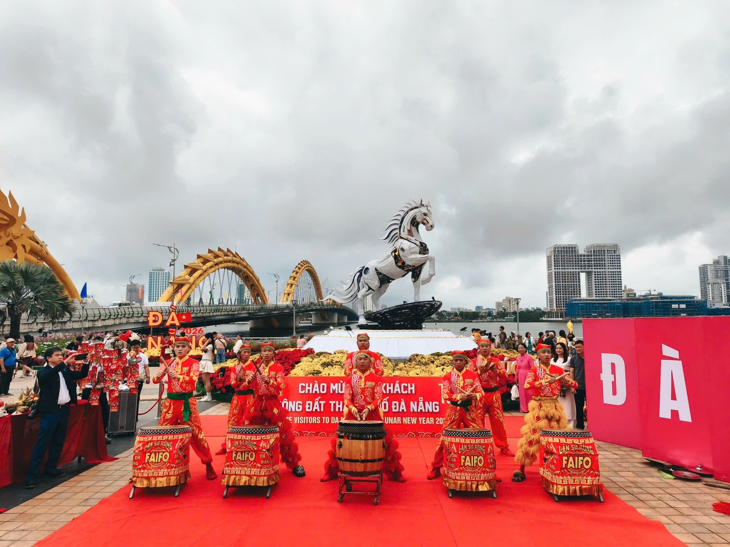 Tại Đà Nẵng, dù có mưa nhẹ, người dân và du khách vẫn xuống phố dạo các tuyến đường ven sông Hàn. z7541098562516-a97b9ec4bb7f7889b80ea8b8863178a7.jpg
