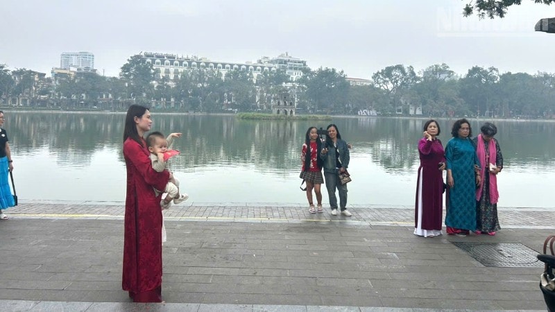 Những tà áo dài thướt tha tô điểm thêm cho vẻ đẹp thanh lịch, bình yên của mảnh đất nghìn năm văn hiến. ndo_tr_z7541094367463-a127b37c8adc8a9477fabdcb2f52bf25-8045-5197.jpg