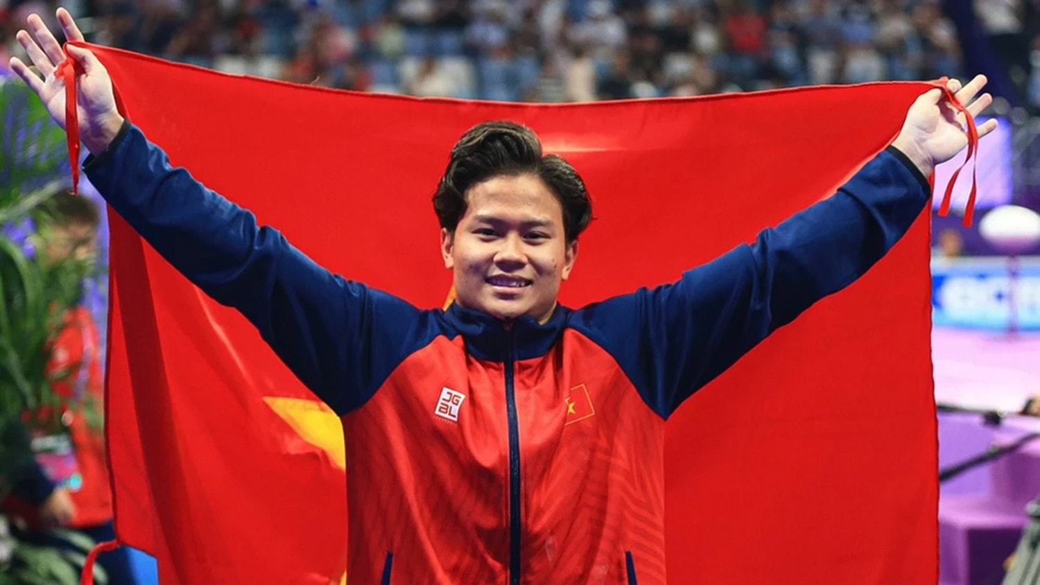 Khánh Phong tỏa sáng dưới màu cờ sắc áo Việt Nam. (Ảnh: FBNV) nguyen-van-khanh-phong-01-1766988823756477542333-copy.jpg