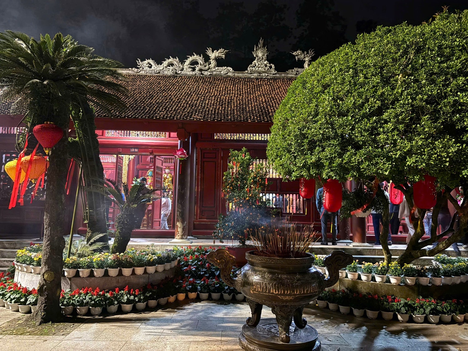 Giữa ánh đèn lung linh và làn hương trầm lan tỏa, mỗi bước chân hành hương không chỉ là mong cầu bình an, sức khỏe, mà còn thể hiện đạo lý “uống nước nhớ nguồn”, hướng về cội nguồn dân tộc trong khoảnh khắc thiêng liêng đầu năm mới. z7541097247439-9d1ce9005c7092dde567849c5ae8bd99-860.jpg