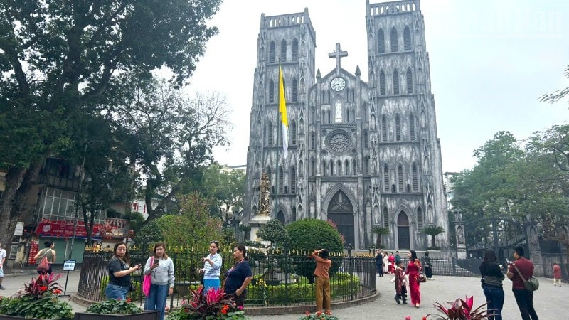 Dòng người tập trung chủ yếu ở khu vực trung tâm, quanh hồ Hoàn Kiếm và các địa điểm văn hóa-tín ngưỡng như Cầu Thê Húc, Đền Ngọc Sơn, Nhà thờ Lớn, Nhà hát Lớn, Hoàng thành Thăng Long ndo_tr_z7541094385738-950f457cbefb47fb56bea276ae814437-6039-505.jpg