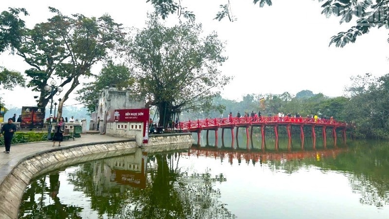 Sáng mùng 1, tiết trời Hà Nội hửng nắng nhẹ.