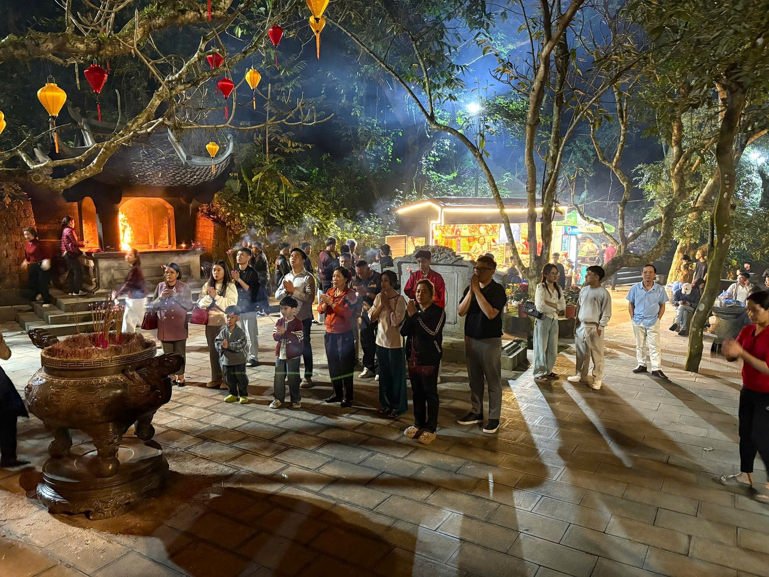 Ngay sau thời khắc giao thừa, dòng người từ khắp các ngả đường lại nô nức hướng về Khu di tích lịch sử Đền Hùng, tỉnh Phú Thọ để dâng hương, tưởng nhớ các Vua Hùng và cầu mong một năm mới bình an, may mắn. z7541097296447-e7b7c9b07c8a9d2dd60f131415637d58-3061.jpg