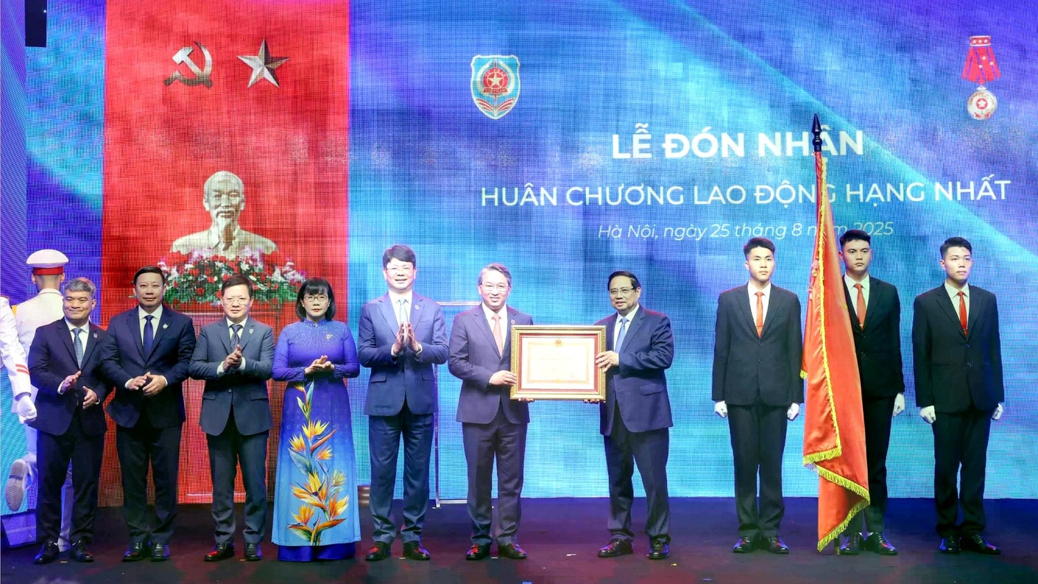 Bộ Tư pháp vinh dự đón nhận Huân chương Lao động hạng Nhất lần thứ 2. (Ảnh: TL) btp-nhan-huan-chuong-ld-hang-nhat-3174x1884.jpg