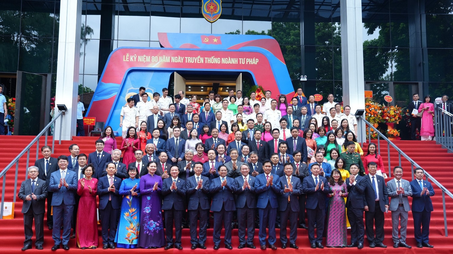 Thủ tướng Chính phủ Phạm Minh Chính chụp ảnh lưu niệm cùng các đại biểu tại Lễ kỷ niệm 80 năm Ngày truyền thống ngành Tư pháp 28/8/1945-28/8/2025 và Đại hội Thi đua yêu nước ngành Tư pháp lần thứ VI. (Ảnh: TL) anh-2-2894.jpg