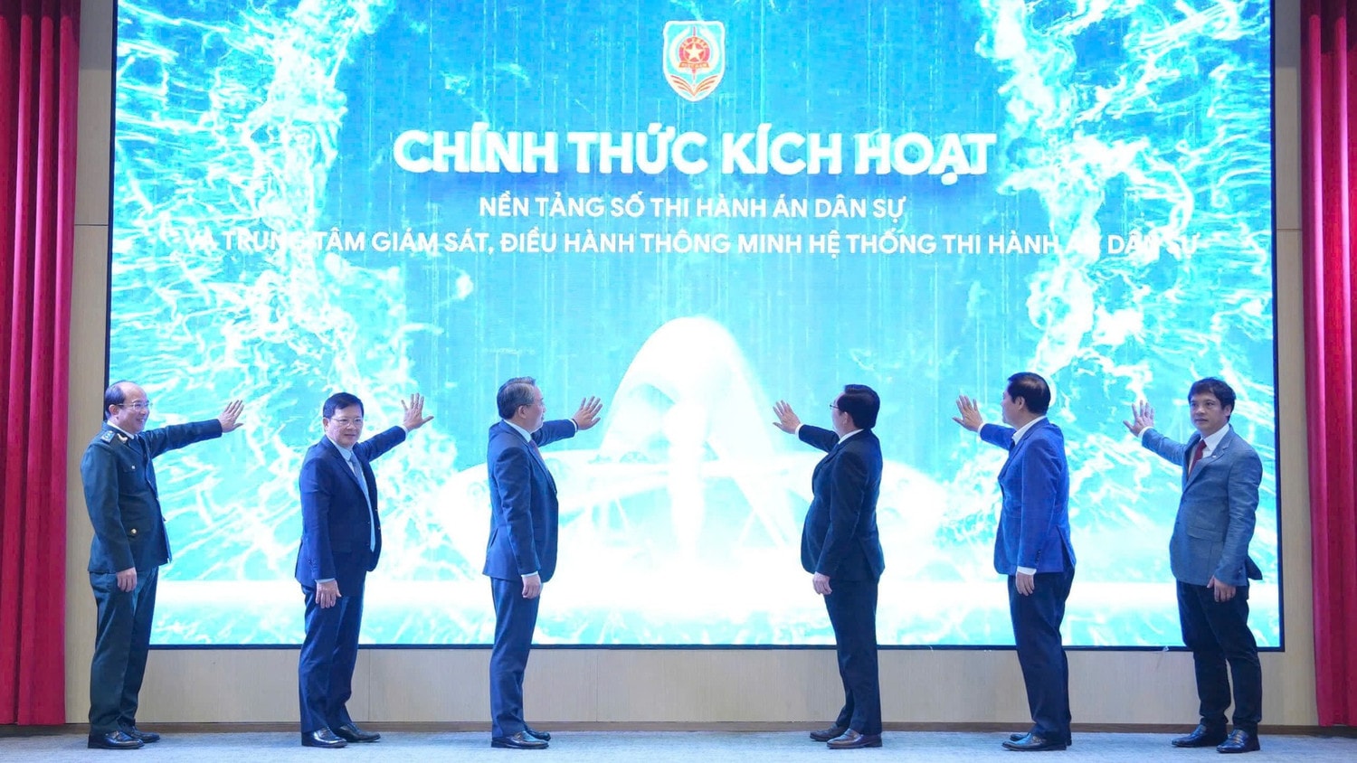 Lãnh đạo Chính phủ, Lãnh đạo Bộ Tư pháp, Lãnh đạo Cục Quản lý Thi hành án dân sự và Lãnh đạo Tập đoàn công nghệ FPT nhấn nút kích hoạt khai trương Nền tảng số Thi hành án dân sự. kich-hoat-nen-tang-so-thads-5703.jpg