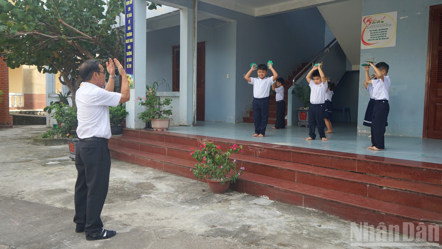 Thầy Phan Quang Tuấn hướng dẫn các em học sinh múa hát. (Ảnh: TRUNG HƯNG) ndo_br_dsc01333.jpg