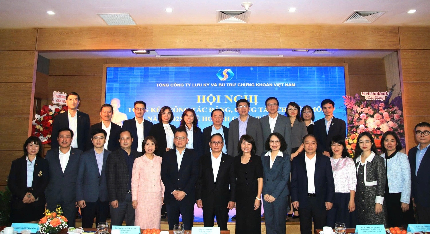 Bộ trưởng Tài chính Nguyễn Văn Thắng thực hiện nghi thức đánh cồng khai trương phiên giao dịch chứng khoán năm 2026, tại Sở Giao dịch Chứng khoán Hà Nội ngày 5/1/2026. ajkaq-tap-the.jpg