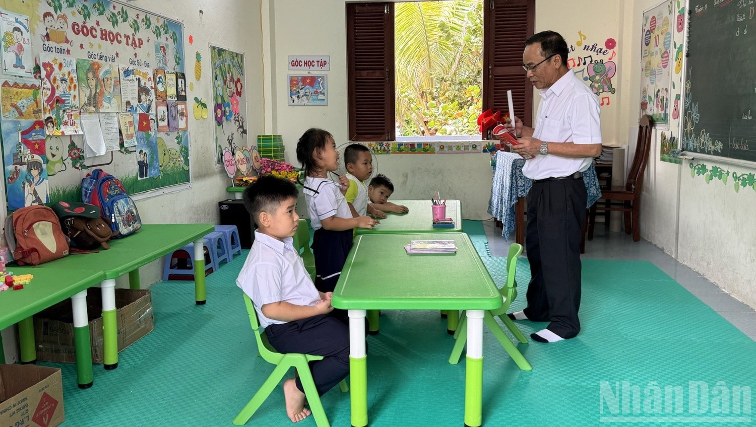 Lớp học của thầy Phan Quang Tuấn trên đảo Sinh Tồn. (Ảnh: TRUNG HƯNG) ndo_br_z7545571679658-de6b9b7f7eb18b2a2ec3d7a5acaee459.jpg