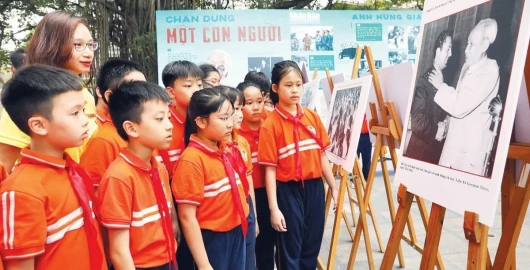 Trong bầu trời không gì quý bằng nhân dân