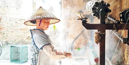 Tơ vàng óng ánh ai hong giữa làng