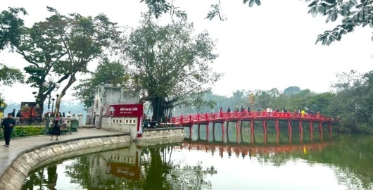 Ngày đầu tiên của năm mới Bính Ngọ: Bình yên trên phố, thành kính nơi linh thiêng, rộn ràng điểm đến du lịch