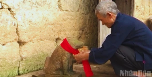 Tục thờ chó đá Ma-hin của người Tày