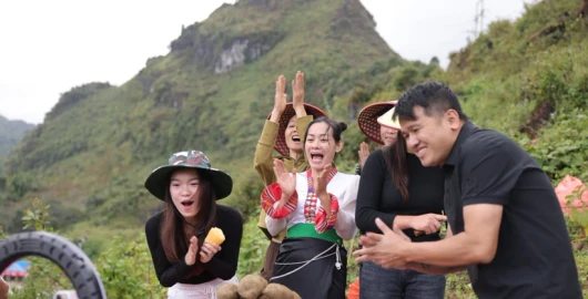 Khi bản làng lên sóng