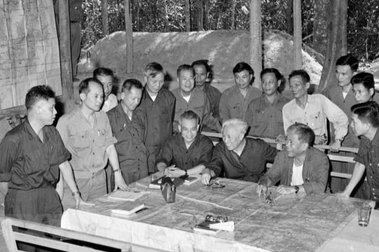 [Quiz] Ai là Chủ tịch Hội đồng chi viện miền nam?