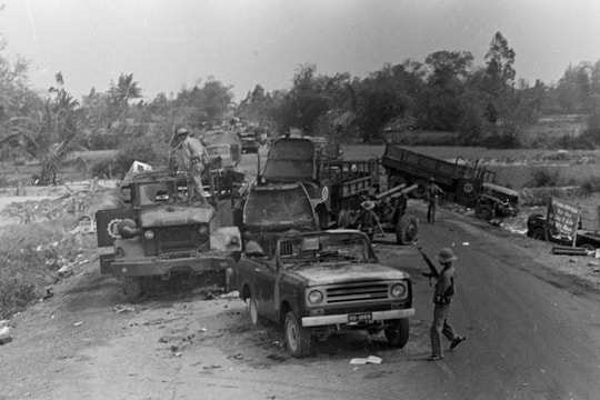 [Quiz] Sau khi Huế, Tam Kỳ, Quảng Ngãi thất thủ, thành phố Đà Nẵng rơi vào thế cô lập, Mỹ đã có hành động gì?