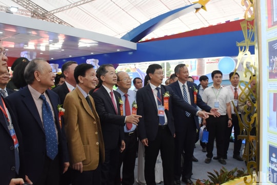 [Ảnh] Khai mạc triển lãm "Đà Nẵng-Phát triển và Hội nhập"