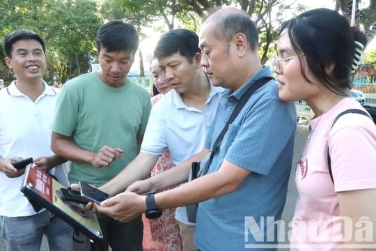 Người dân và du khách hào hứng với Dự án “Yêu lắm Việt Nam” của Báo Nhân Dân tại Đắk Lắk