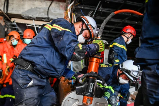 [Ảnh] Một ngày làm việc của lực lượng cứu nạn Bộ Công an tại Myanmar