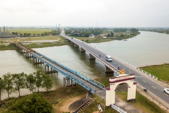 Trông con, đợi nước nhà thống nhất