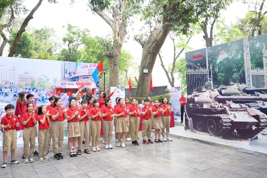 [Ảnh] Du khách hào hứng với Triển lãm tương tác do Báo Nhân Dân tổ chức nhân Kỷ niệm 50 năm Ngày Giải phóng miền nam, thống nhất đất nước