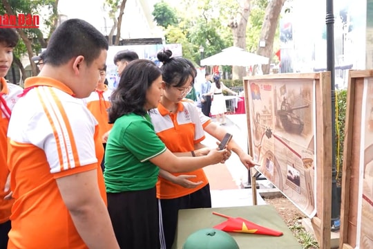 Hướng dẫn trải nghiệm công nghệ thực tế tăng cường tại "Triển lãm tương tác" của Báo Nhân Dân